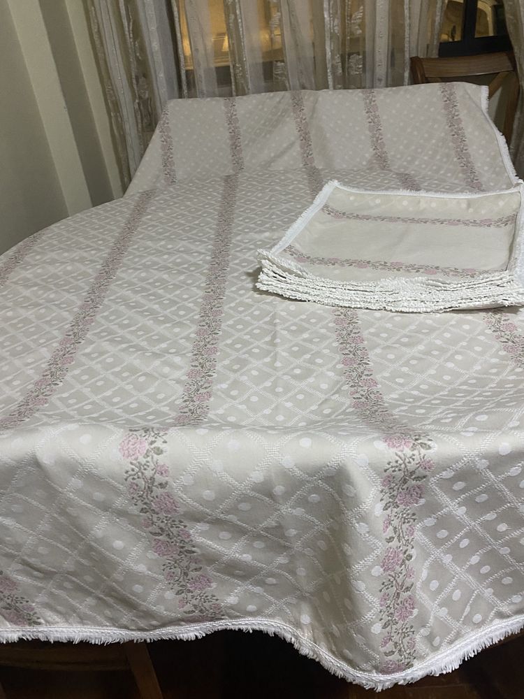 Toalha de Mesa Antiga Bordada em Jacquard Poa