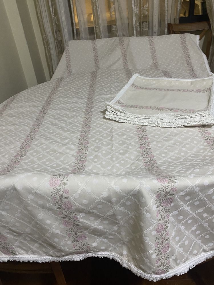 Toalha de Mesa Bordada em Jacquard Poa