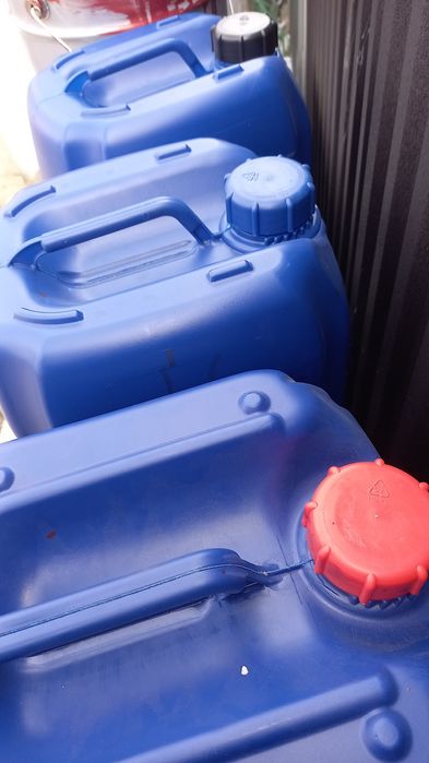 Пластикові каністри