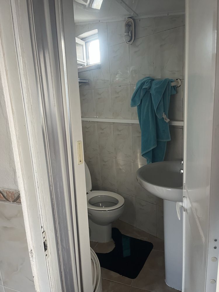 Alugo quarto em Famões T2/Casa – ambiente sossegado, entrada imediata