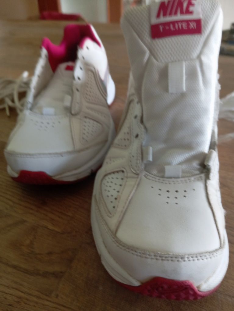 Tênis Nike T-LITE 38,5 H/M (novos)