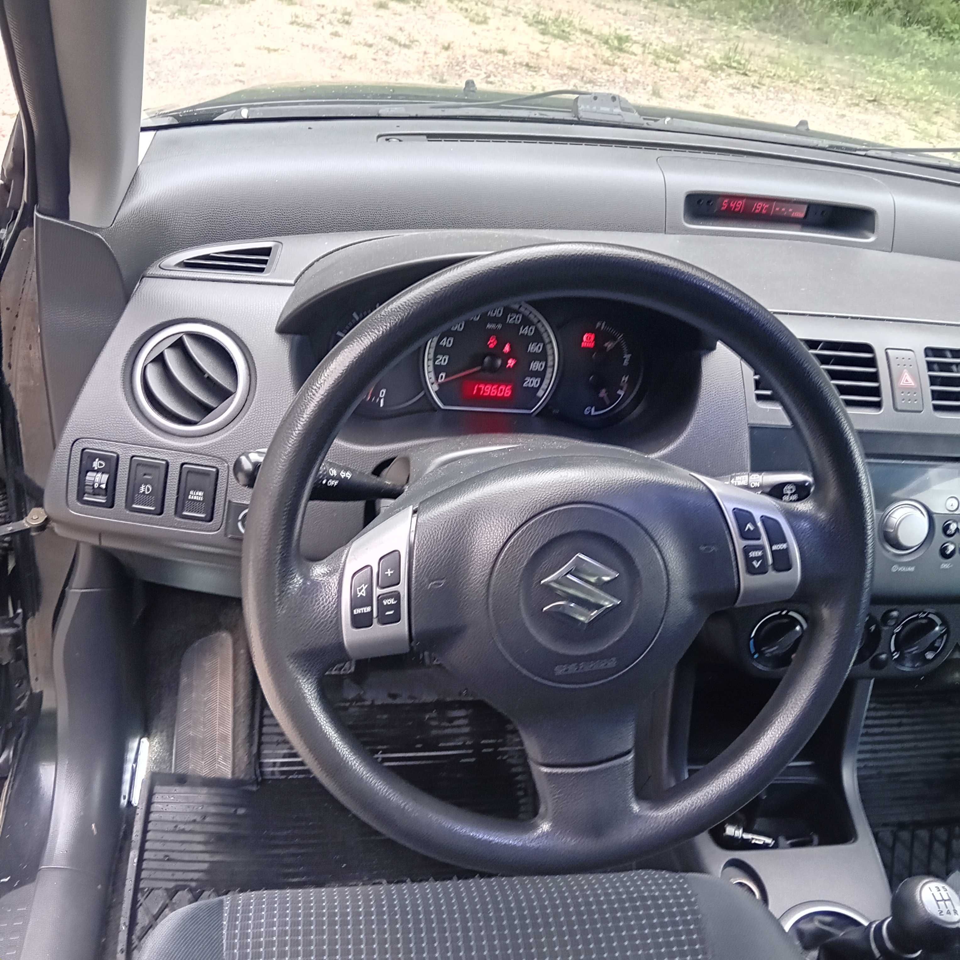 Sprzedam suzuki swift 1.3 benzyna +lpg