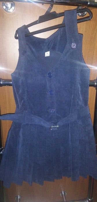 Віддам шкільну форму на дівчинку за шоколадку