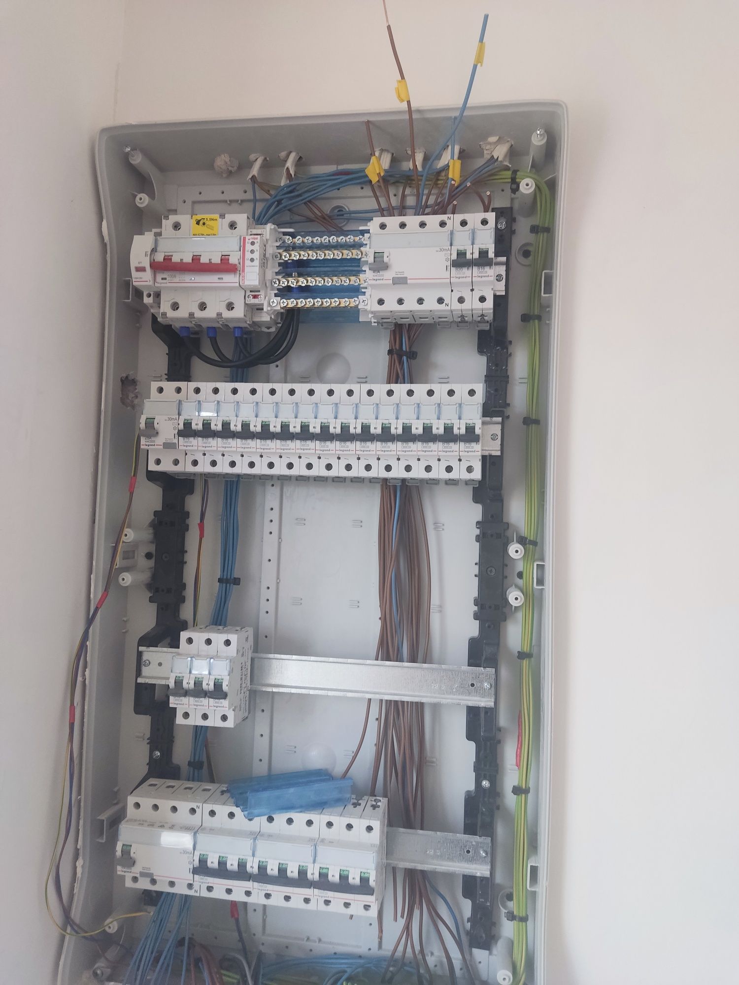 Elektryk Usługi elektryczne instalacje elektryczne pomiary