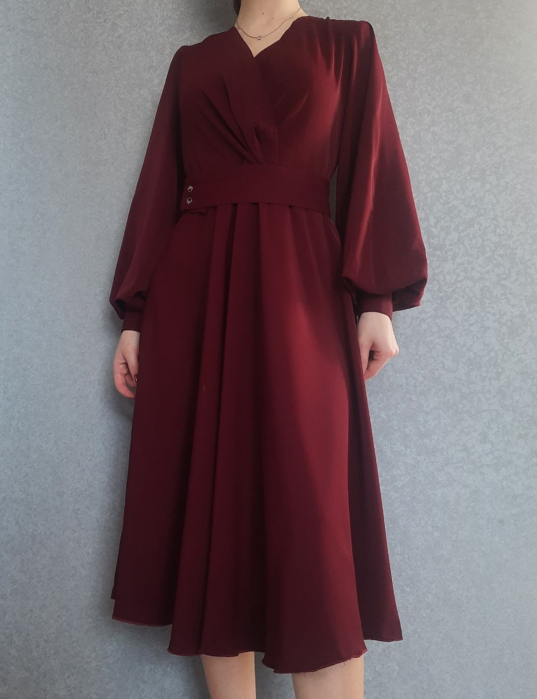 Сукня з рукавами воланами кольору бордо