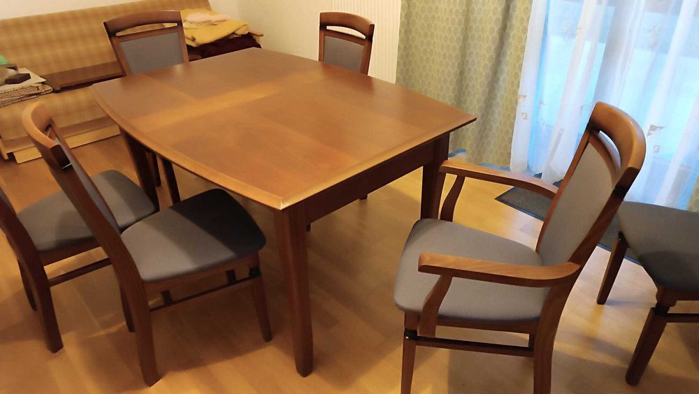 Stół z krzesłami