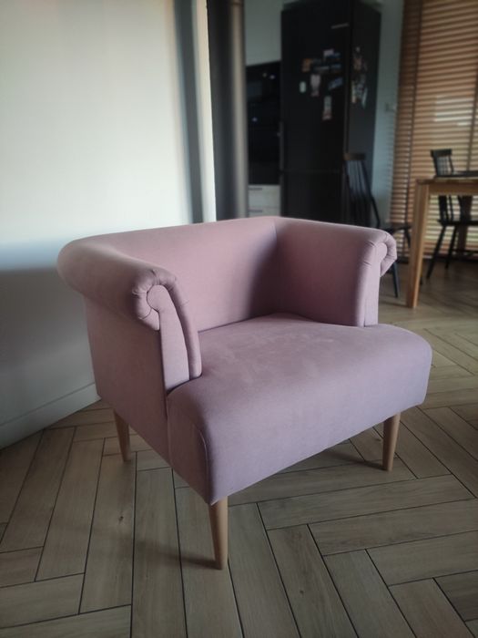 Fotel  z drewnianymi nóżkami