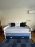 Cama individual com uma cama extra e gavetas de arrumação