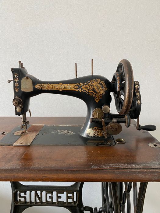 Máquina Singer de 1898 com todos os elementos originais