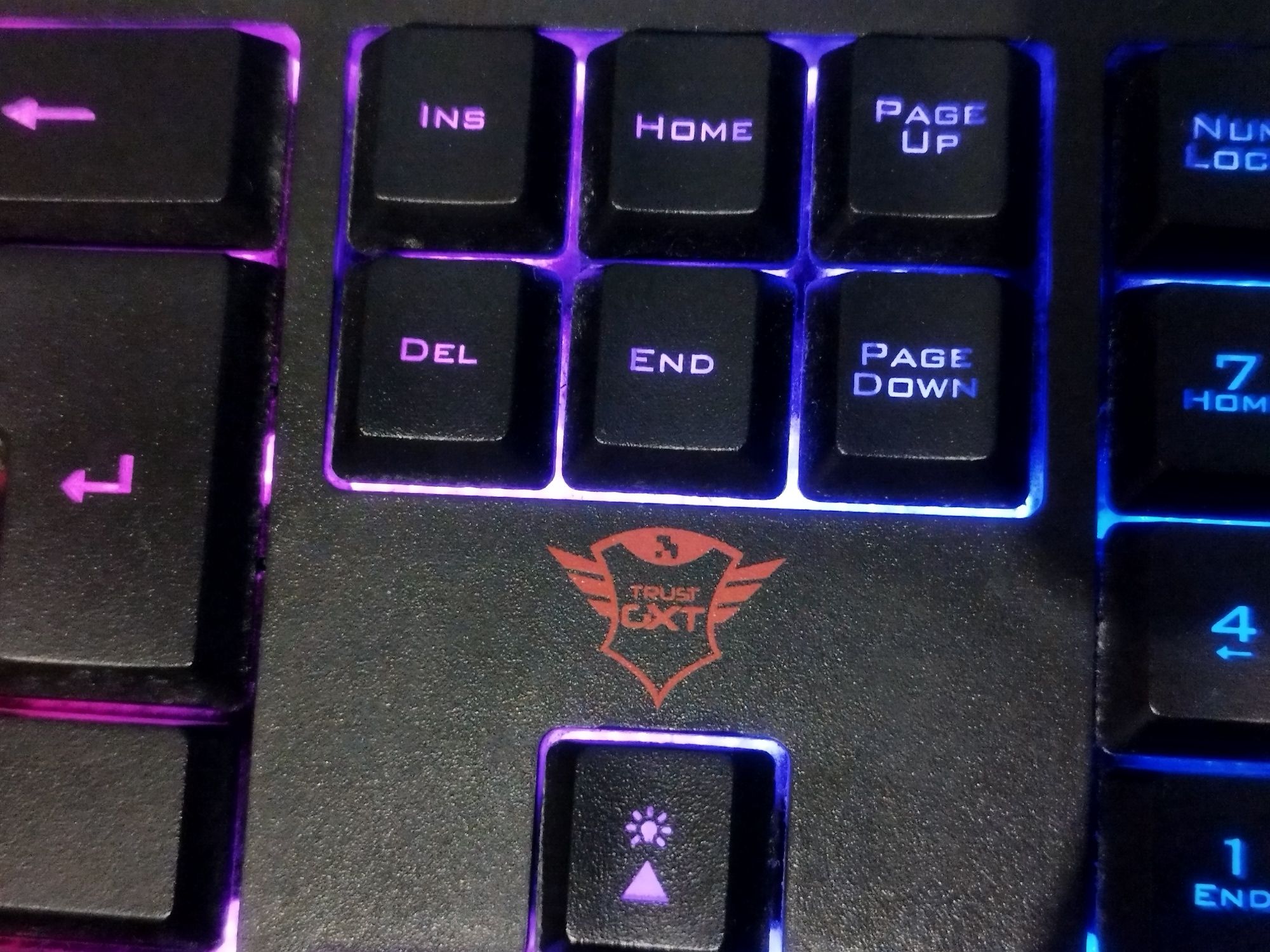 Vendo teclado gamer da Trust GXT em bom estado