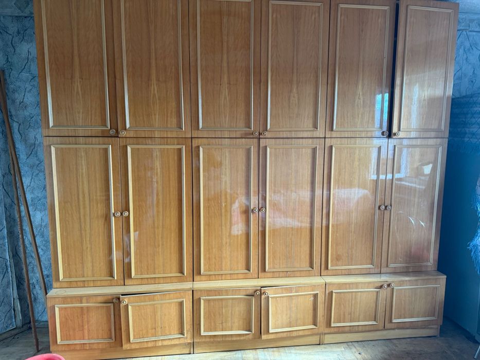 Шкафы и стол безкоштовно