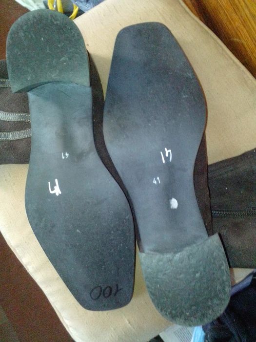 Взуття жіноче різне, чотири пари.Дивіться будь ласка