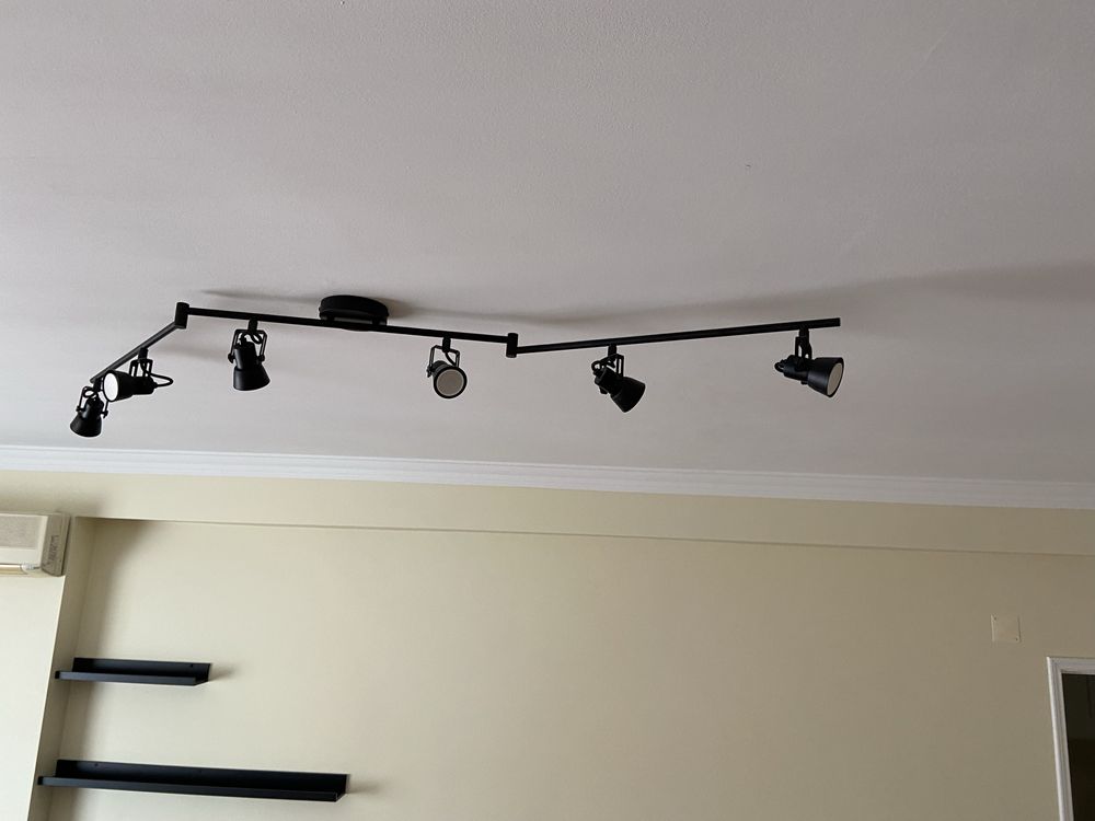 Candeeiro de tecto com focos direcionaveis
