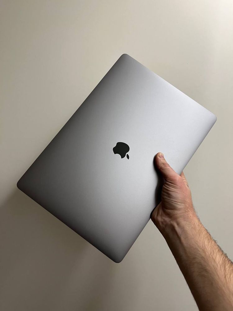 MacBook Pro 16" (2019) • i7 • 16GB RAM • SSD 512GB • Radeon 5300M