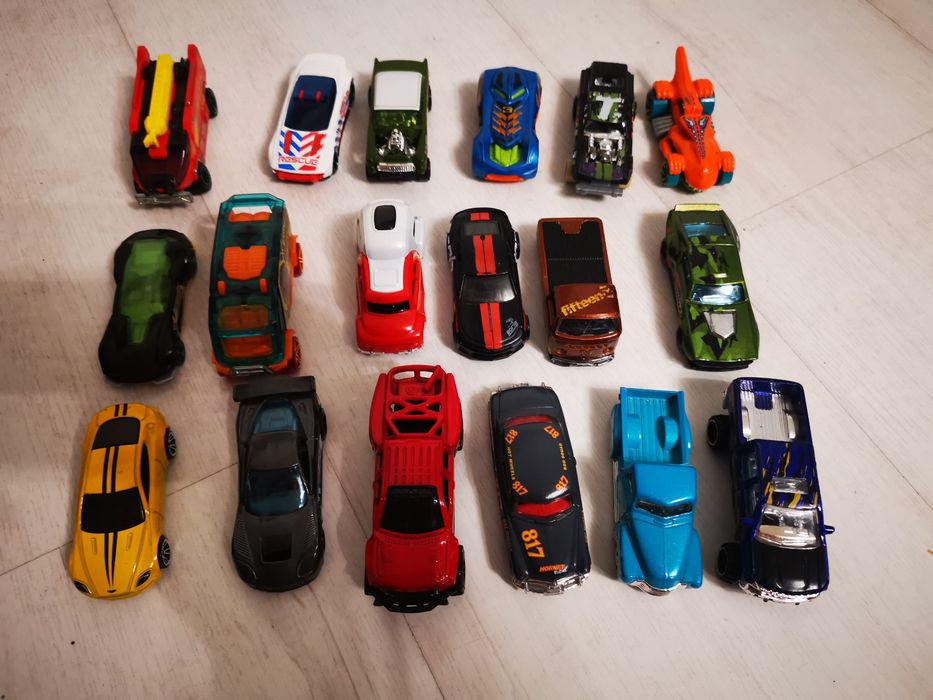 Zestaw 18 autek Hot Wheels jak nowe stan idealny