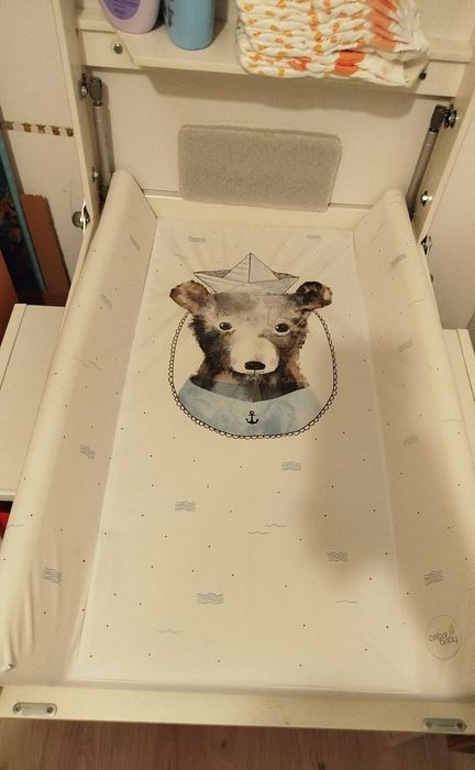 Przewijak dla dziecka na ścianę.