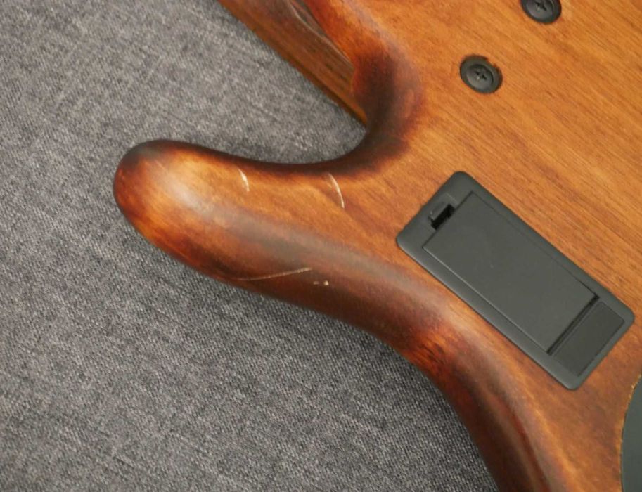 Cort B4 gitara basowa, Bartolini pickup