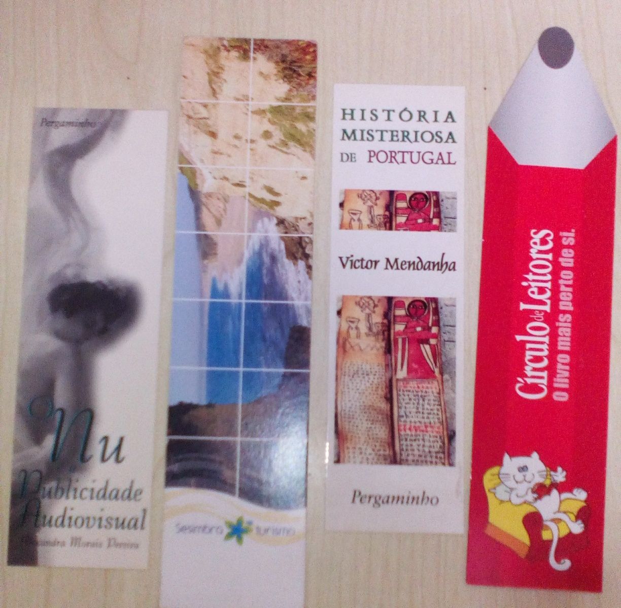 30 Bookmarks em cartão.