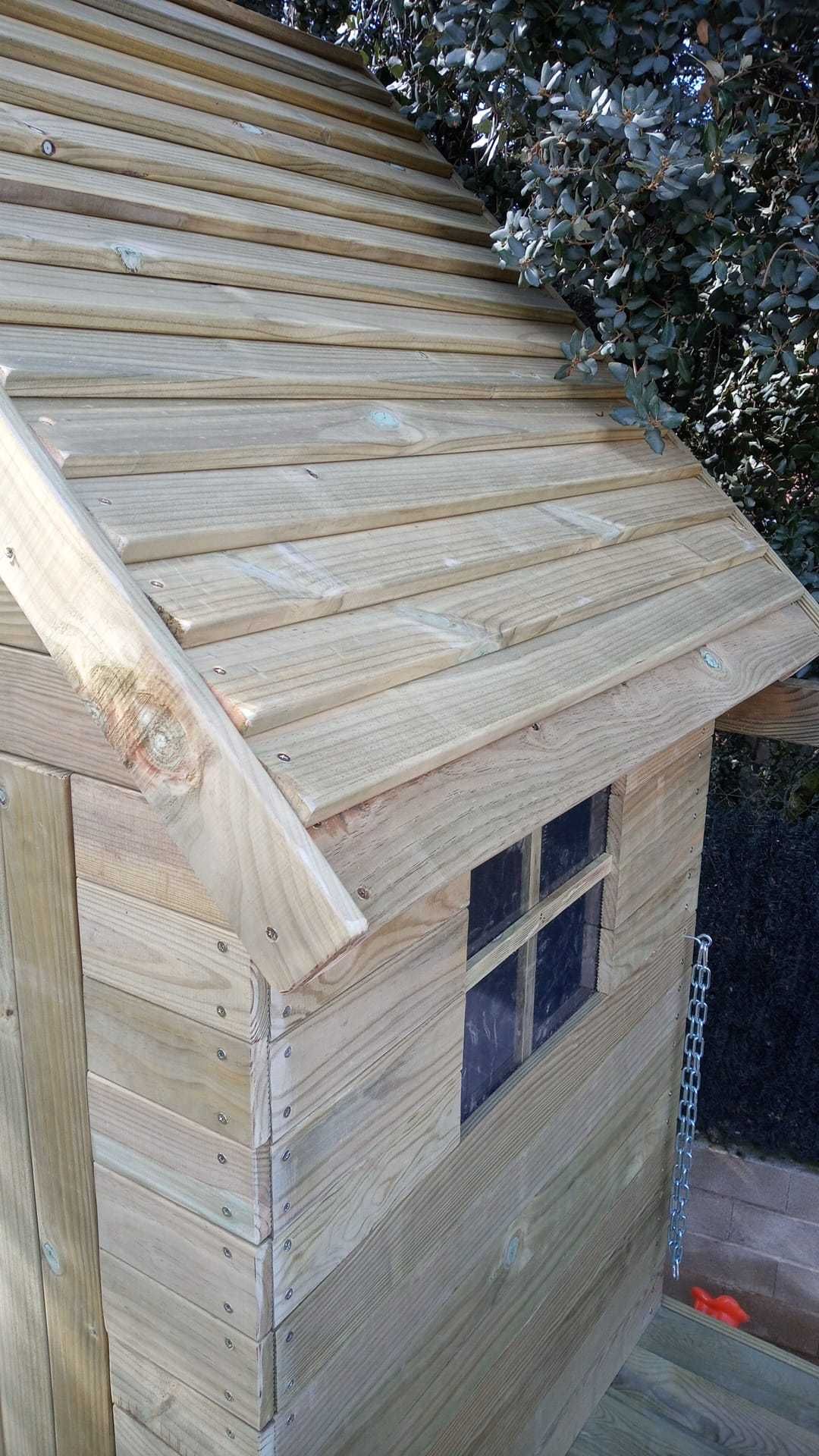 Casinha na árvore com parede de escalada