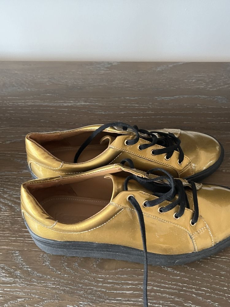 Buty  zlote lakierowane kazar