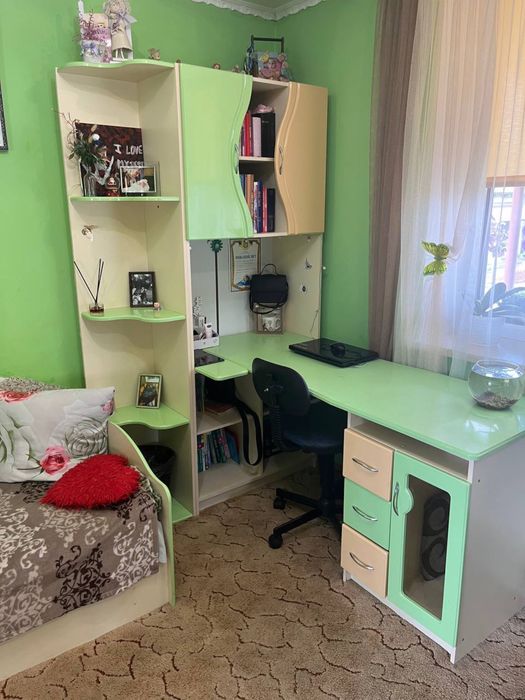 Набір меблів у кімнату — шафа, стінка, ліжко з матрацом