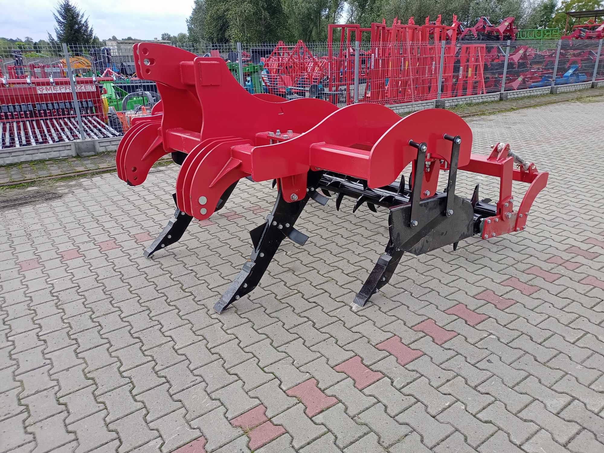 Pług dłutowy PIORUN z wałem kolczatkowym kolczastym STRUMYK
