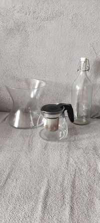 Zestaw naczyń szklanych butelka, wazon i dzbanek do zaparzania herbaty