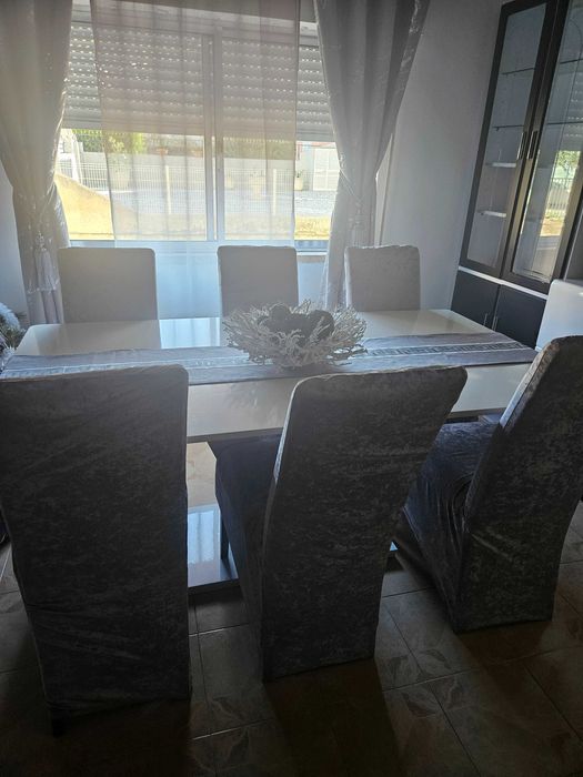 Vendo mesa com 6 cadeiras