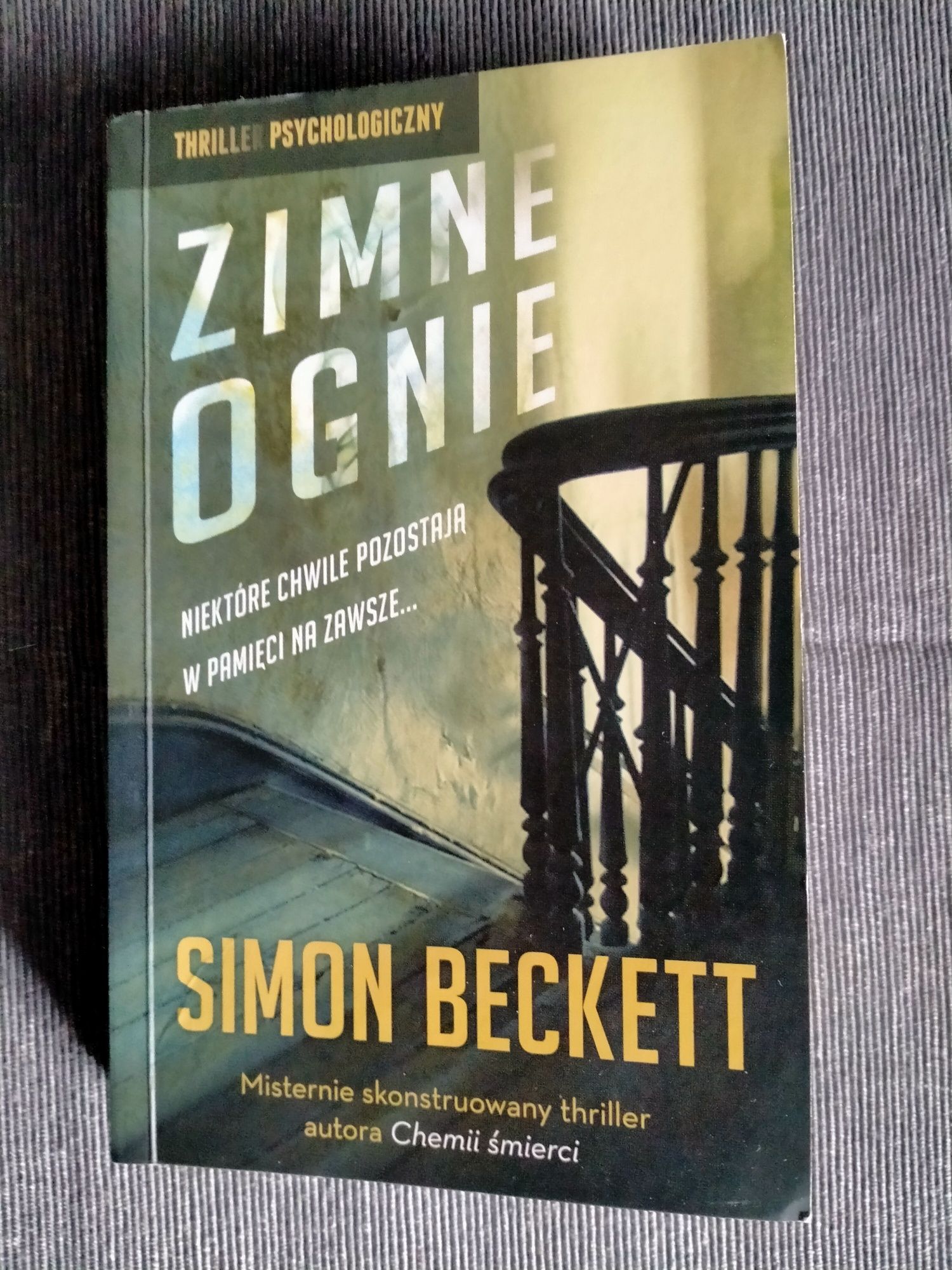 Simon beckett zimne ognie thriller powieść miękka okładka