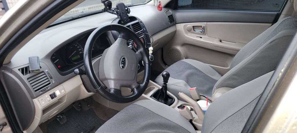 Продам авто кіа  в гарному стані світлий салон
