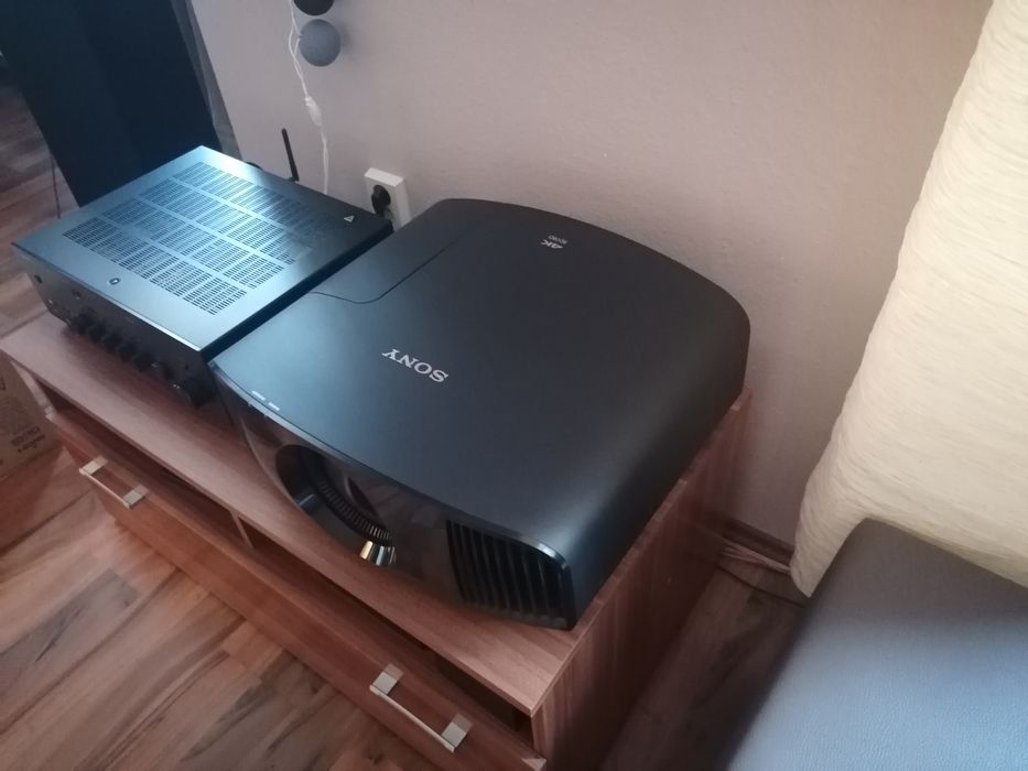 Projektor Sony vpl vw270es.      4K