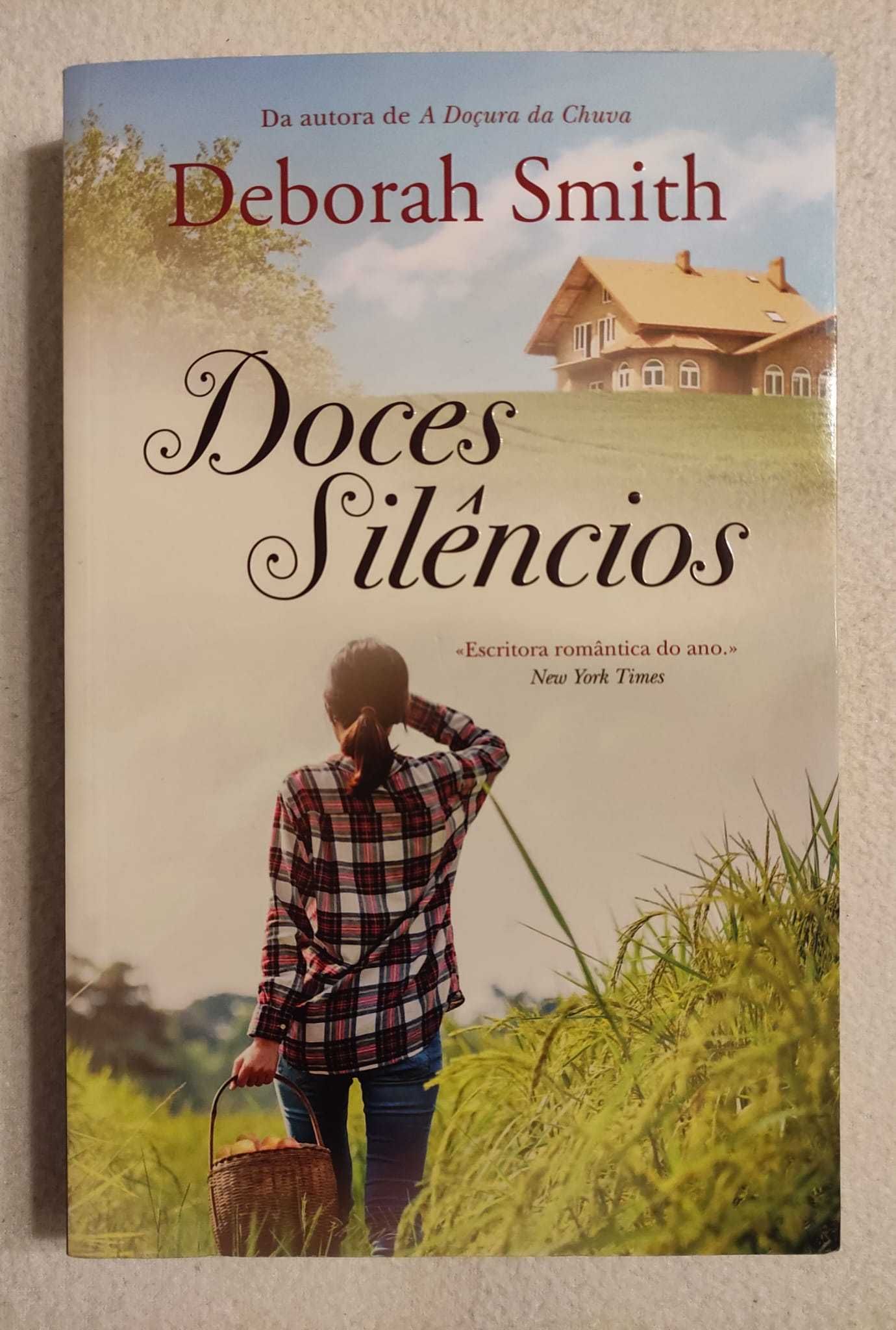 Livro "Doces Silêncios" de Deborah Smith, com marcador