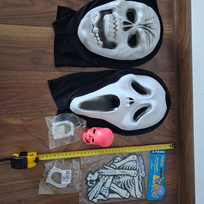 Zestaw maska Krzyk z kapturem plus akcesoria Halloween.