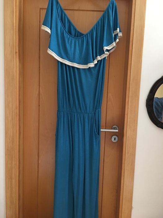 Macacão azul com bordado