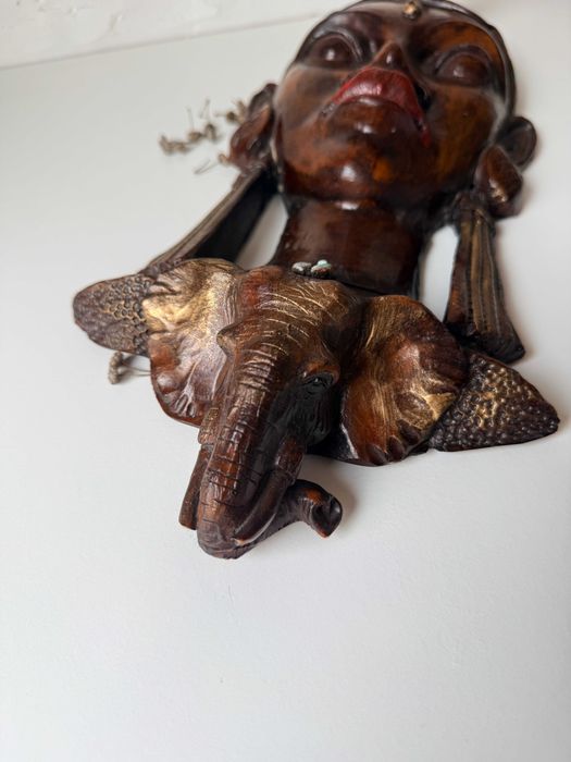 Dopracowana w szczegółach, zachwycająca maska afrykańska.