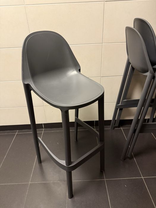 Szary zestaw krzeseł hoker
