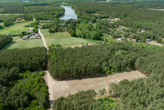 Działka przy lesie nad jeziorem Sarnowskim