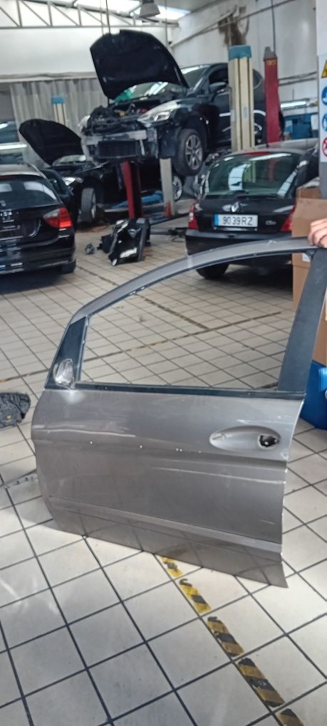 Mercedes B ,Porta , Guarda Lamas  Esquerdo