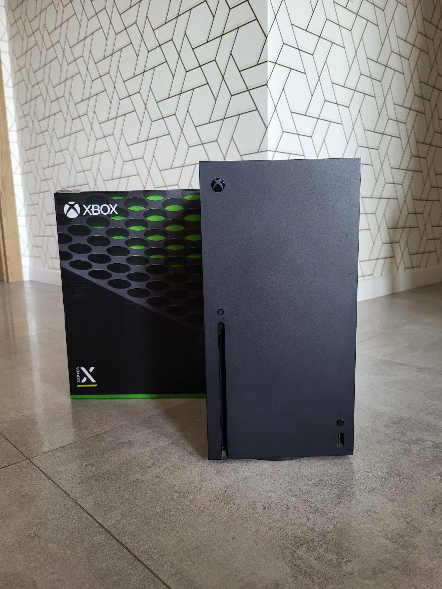 Konsola XBOX series X 1 TB + ładowarka do kontrolerów + dwie gry