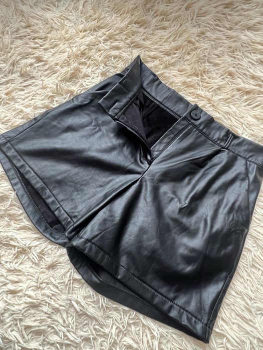 Продам жіночі шорти зі штучної шкіри