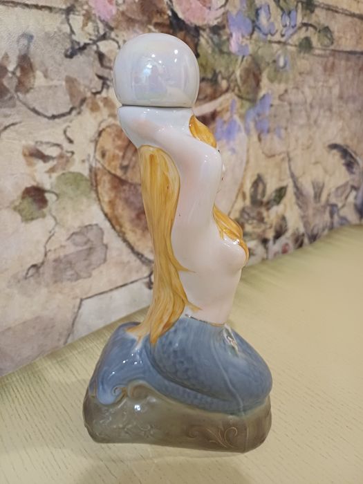 Фарфорова статуетка.