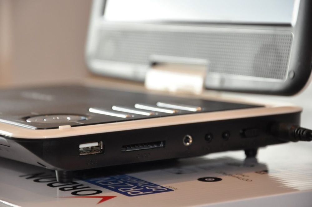 Przenośne DVD Samochodowe VORDON 10,2' USB SD GRY AV d Auta na Prezent
