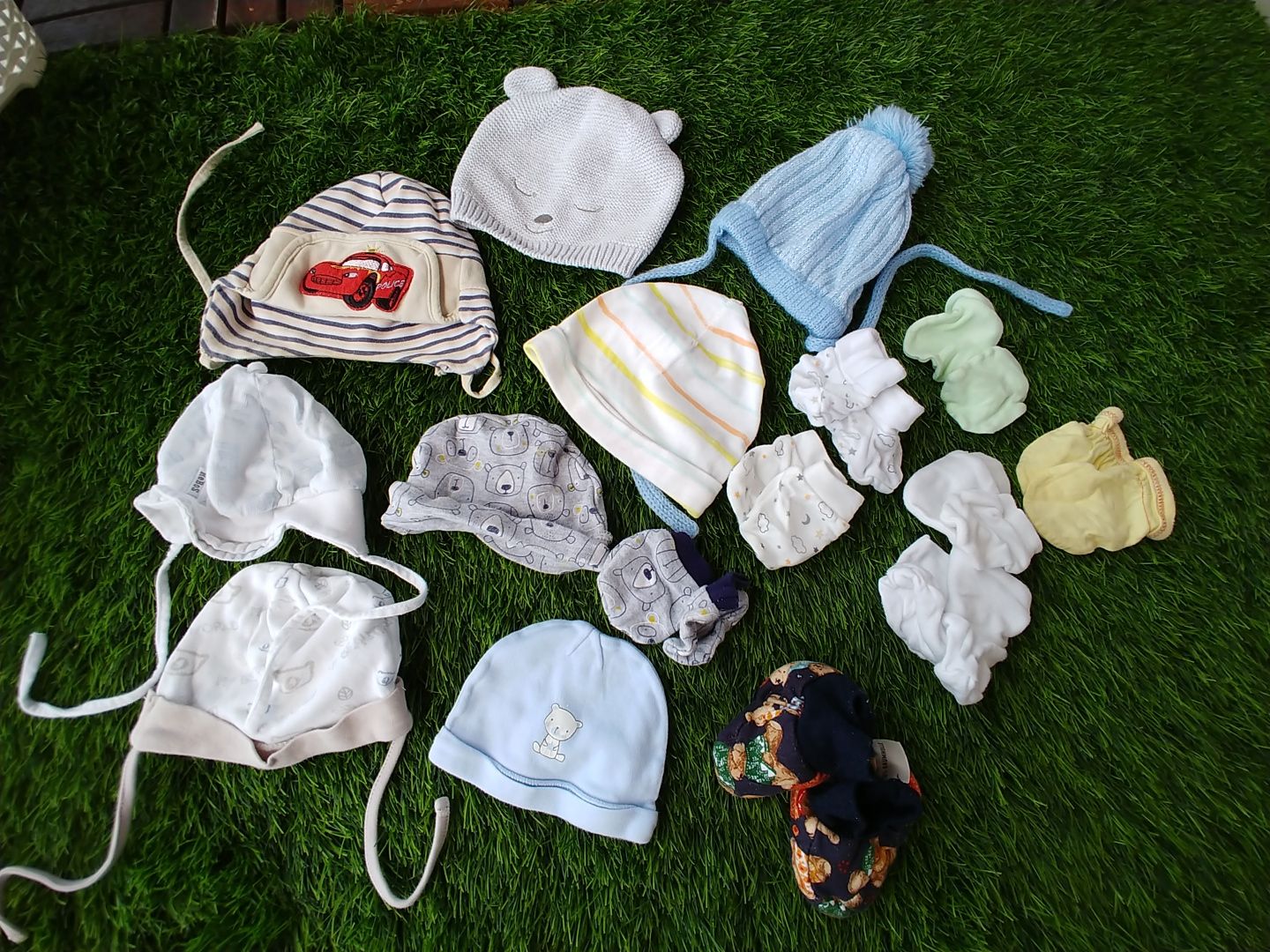 Zestaw niemowlęcych czapeczek, skarpetki i rękawiczki niedrapki gratis