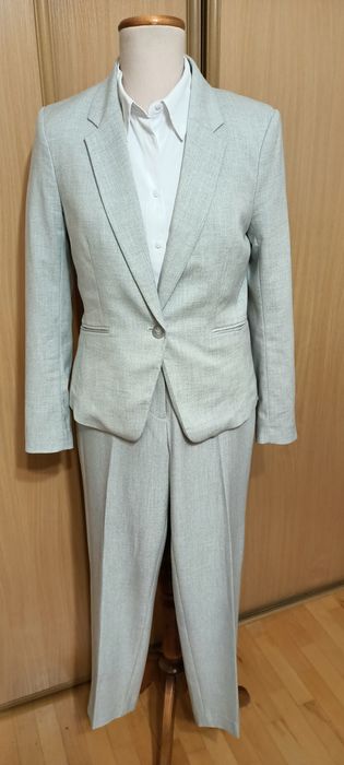 Garnitur damski w kolorze jasnej szarości
