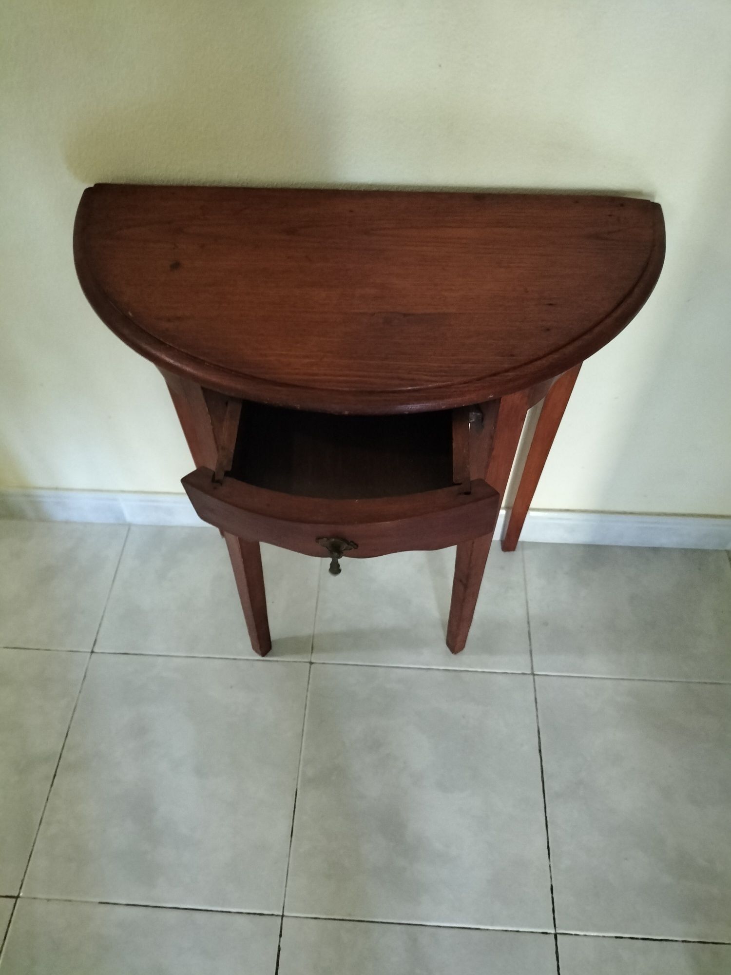 Mesa aparadora meia lua em madeira.