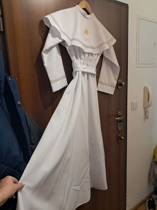 Alba komunijna plus dodatki dla wysokiej dziewczynki