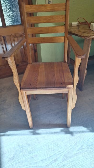 Продам стул деревянный.