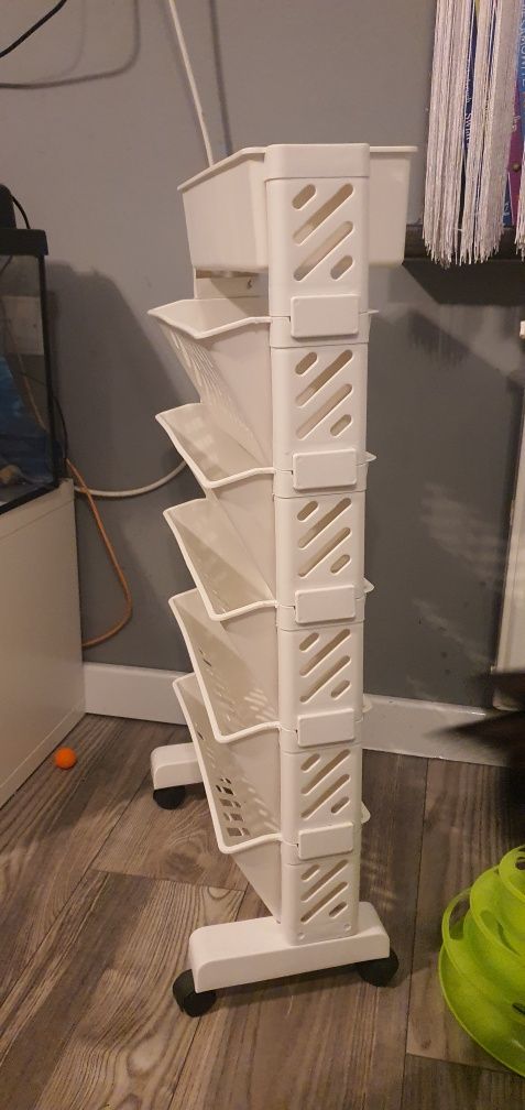 Plastikowy ragł na książki,na kółkach