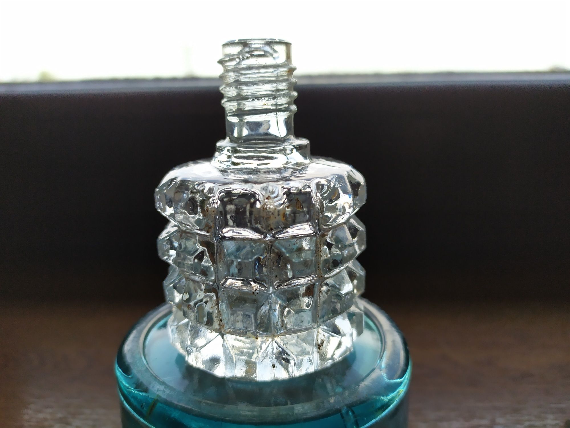 Zestaw starych szklanych i porcelanowych buteleczek po kosmetykach