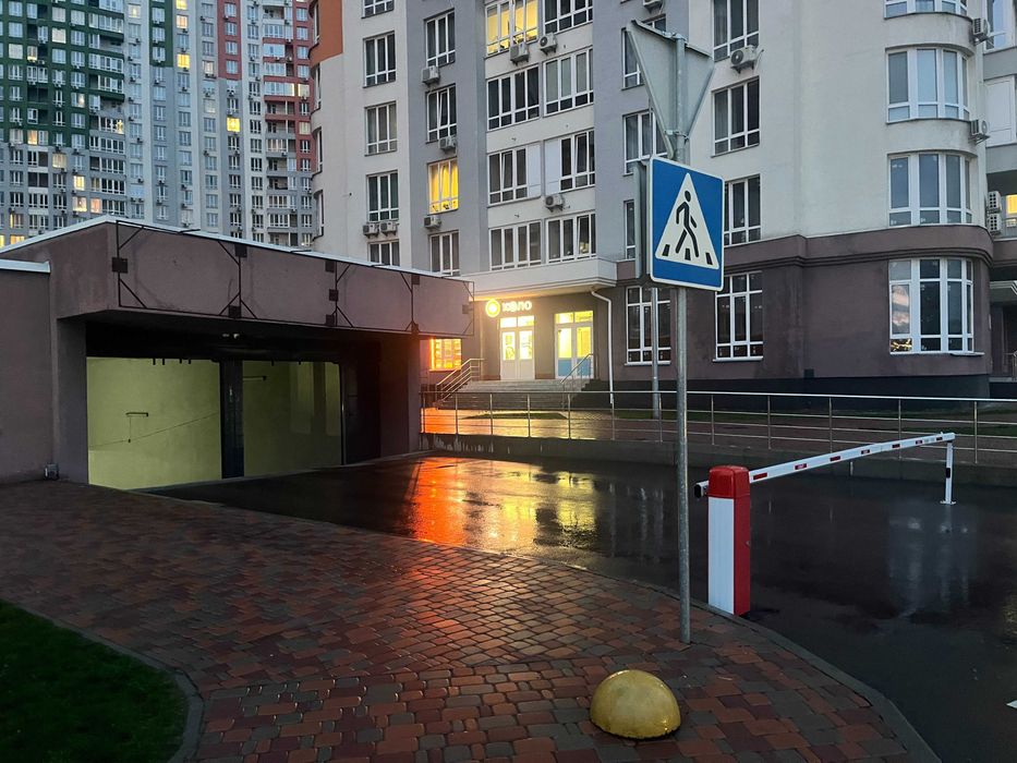 Паркомісце у підземному паркінгу